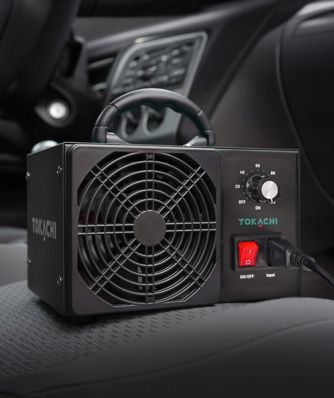 Generator ozonu ustawiony we wnętrzu samochodu